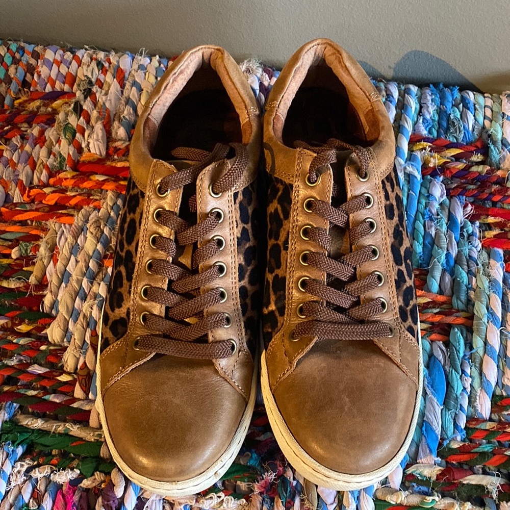 Super cute Born sneakers, size 8.